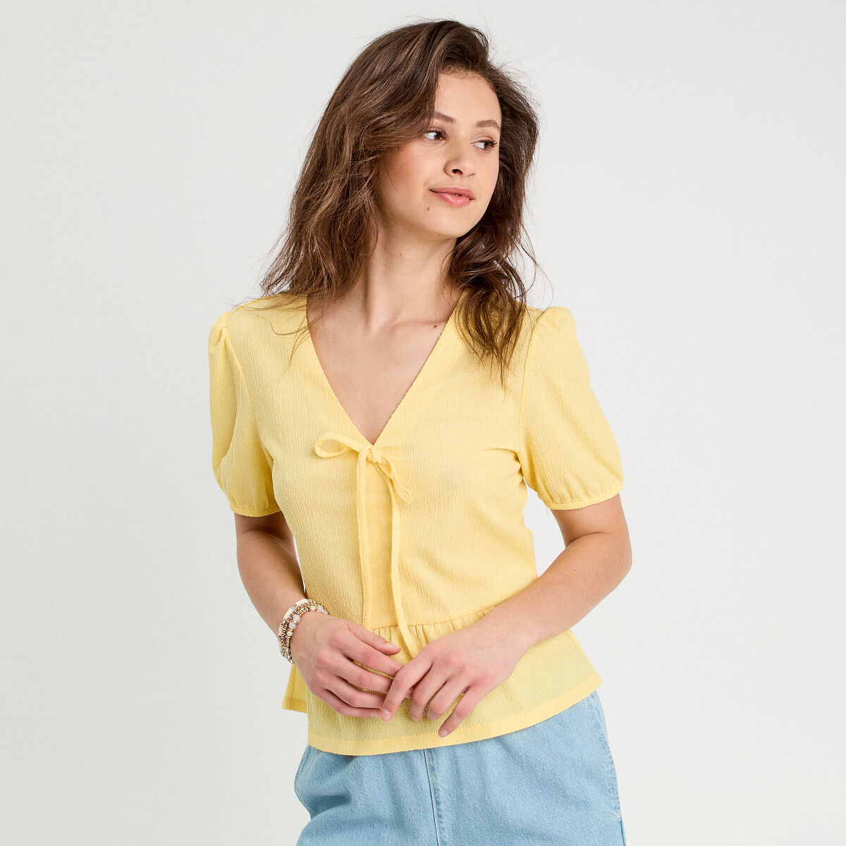 Blouse nouée brodée jaune clair femme