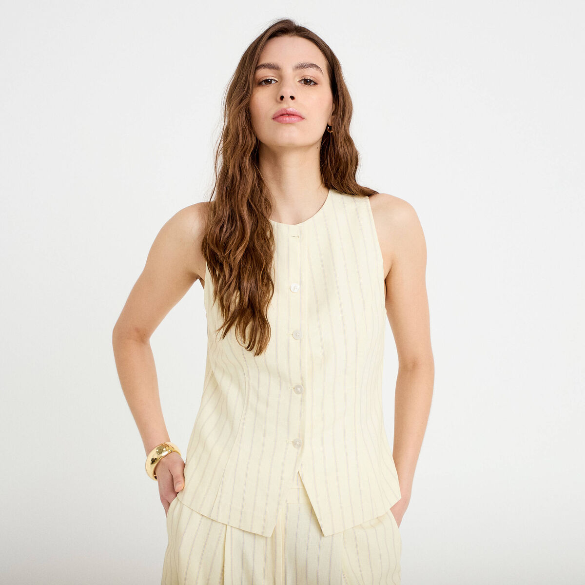 Gilet sans manches boutonn&eacute; jaune pastel femme