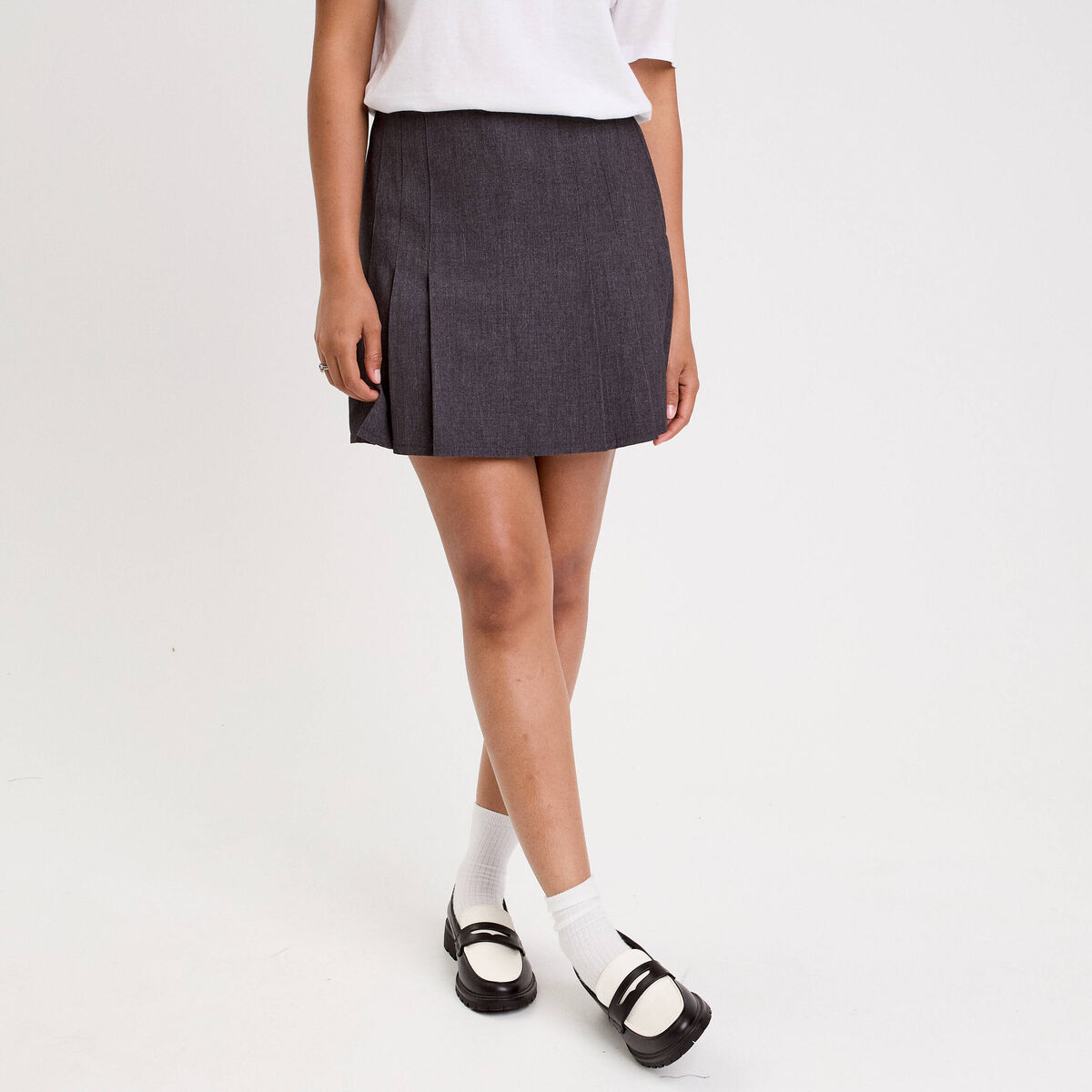 Jupe courte &eacute;vas&eacute;e gris fonc&eacute; femme