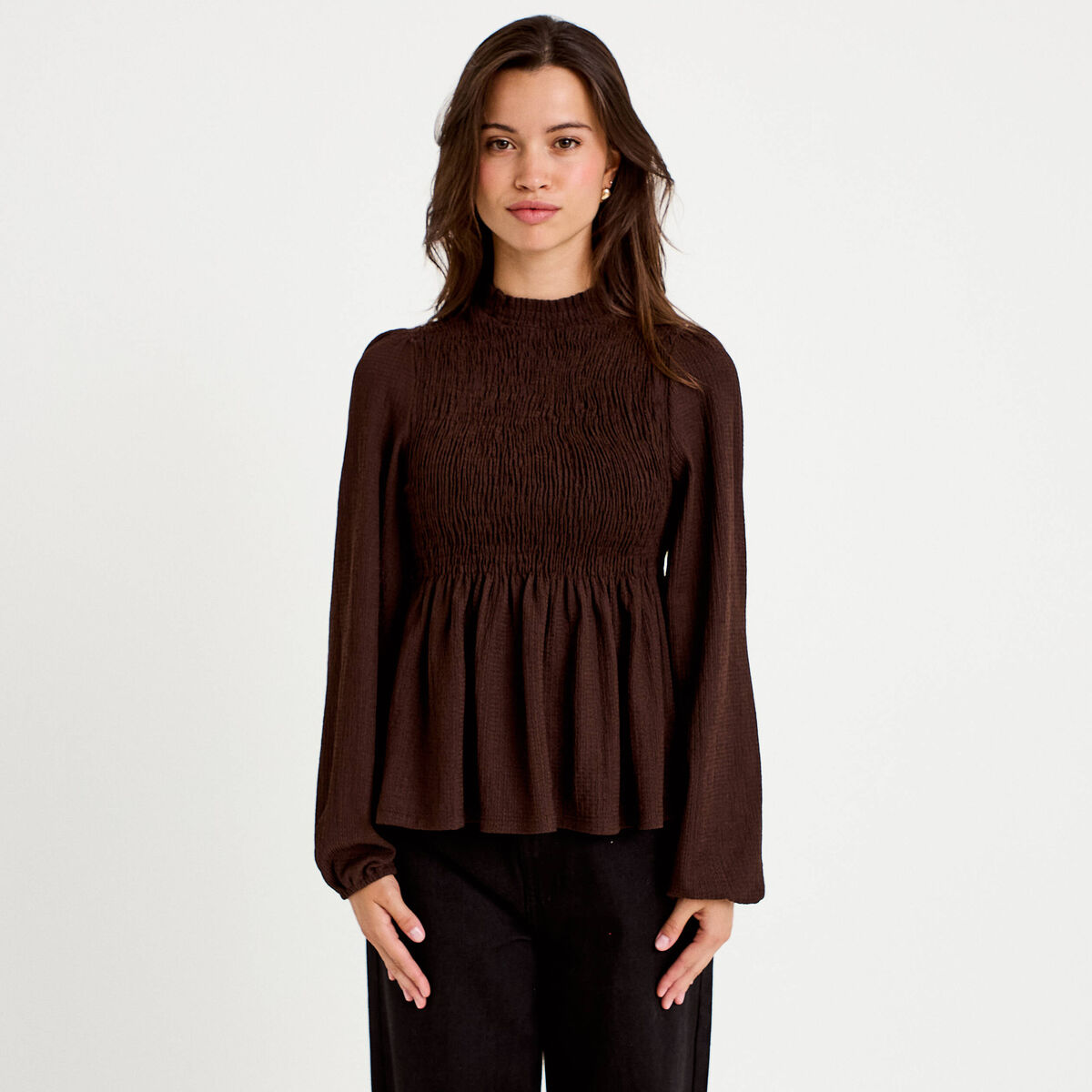 Blouse droite manches longues pliss&eacute;e marron fonc&eacute; femme