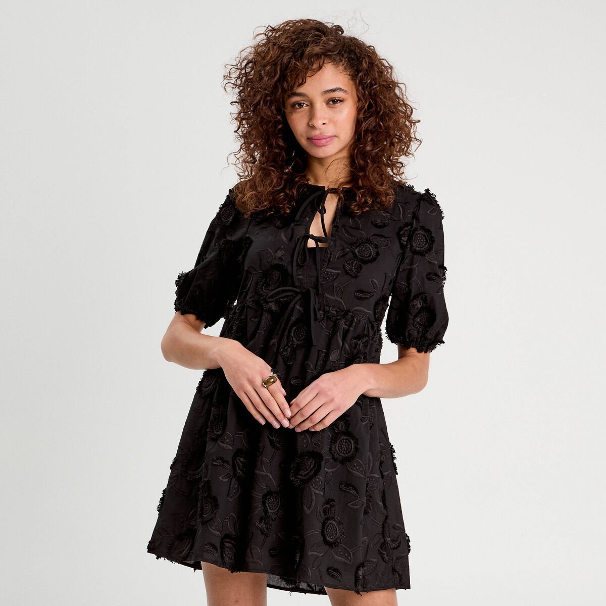 Robe évasée brodée noir femme