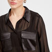 Chemise poches en satin noir femme