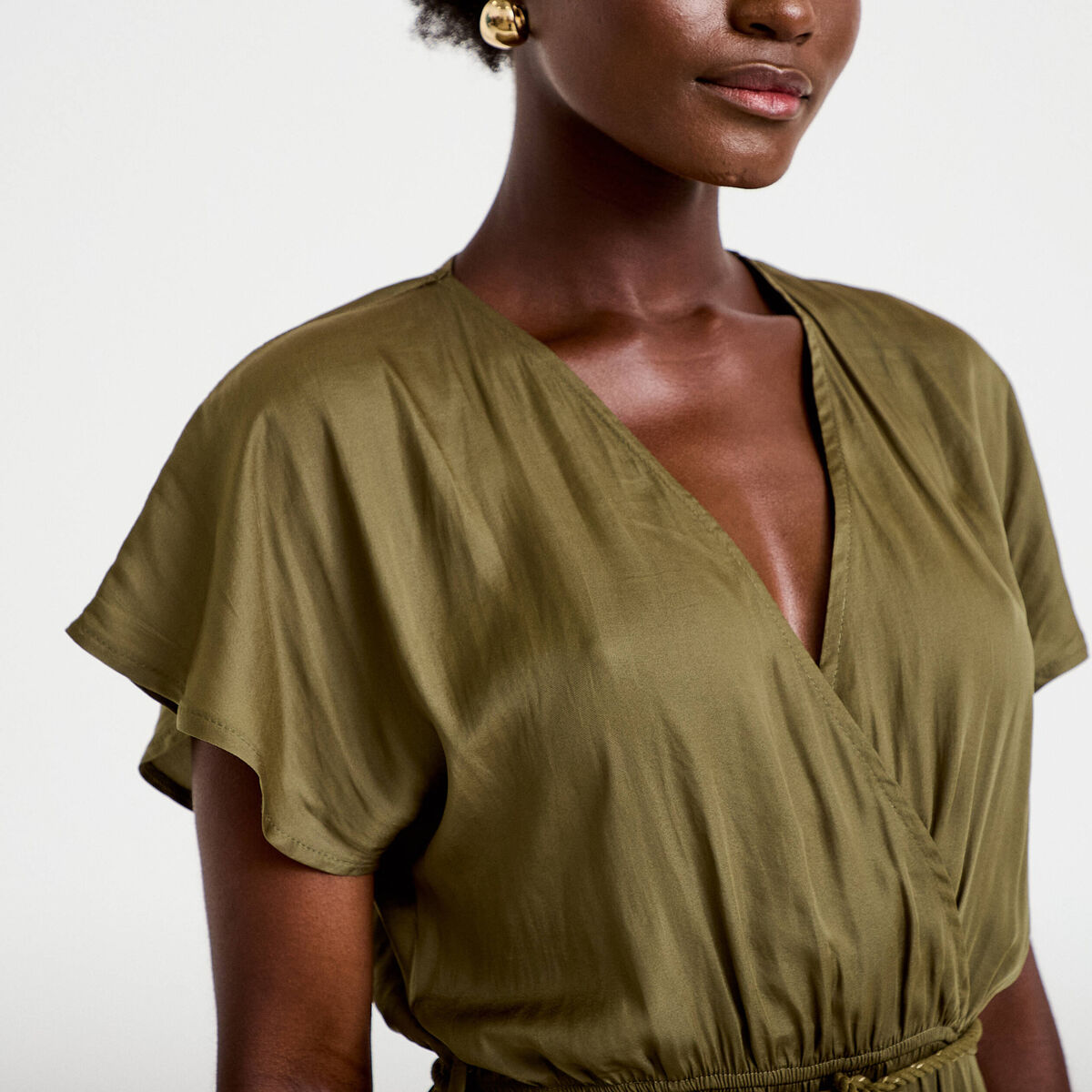 Robe longue &eacute;vas&eacute;e col v satin&eacute;e vert kaki femme