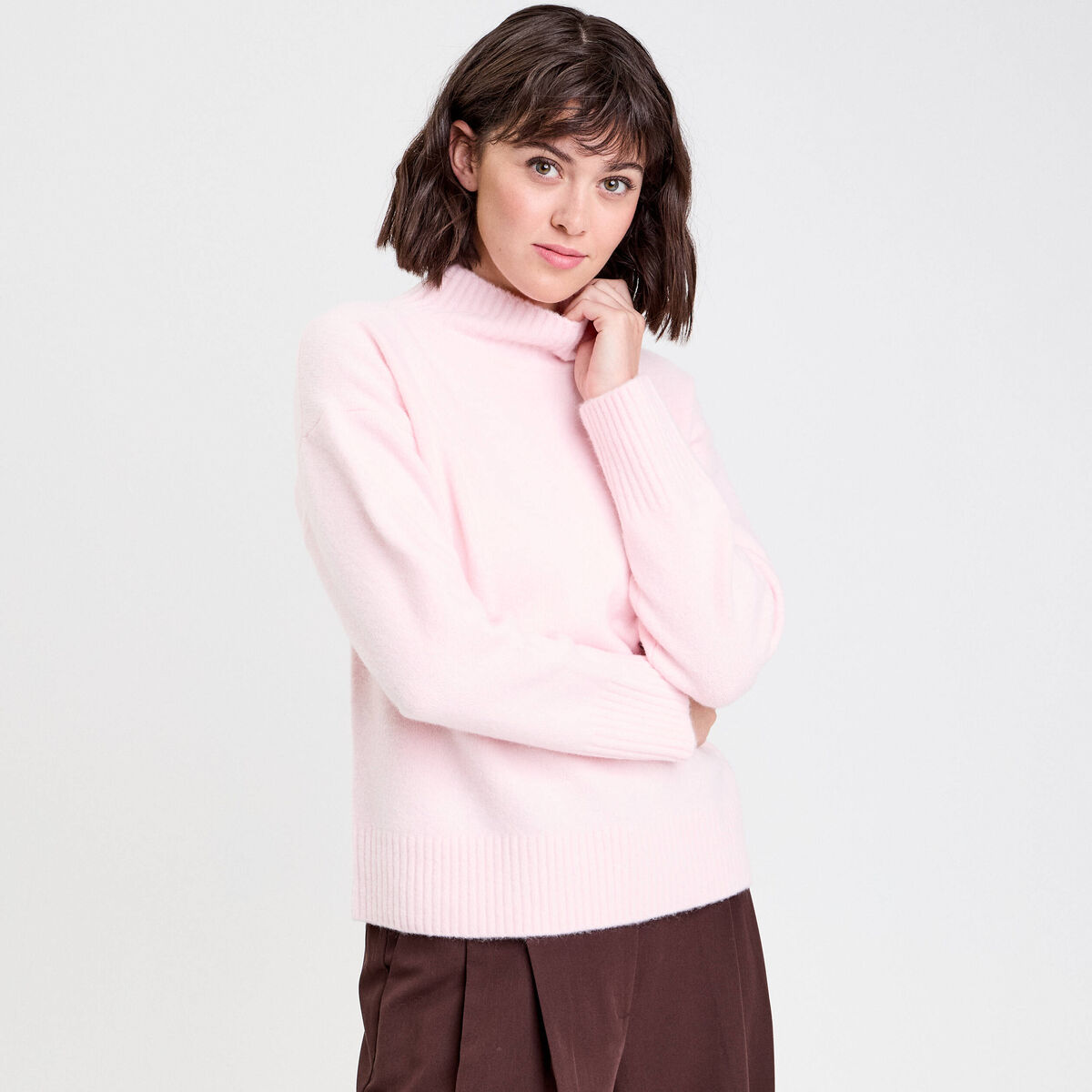 Pull col roul&eacute; manches longues rose clair femme