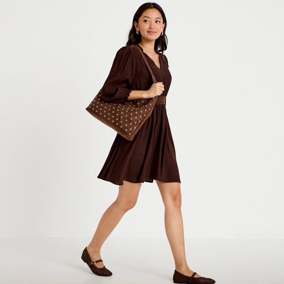 Robe courte &eacute;vas&eacute;e col v manches 3/4 marron fonc&eacute; femme
