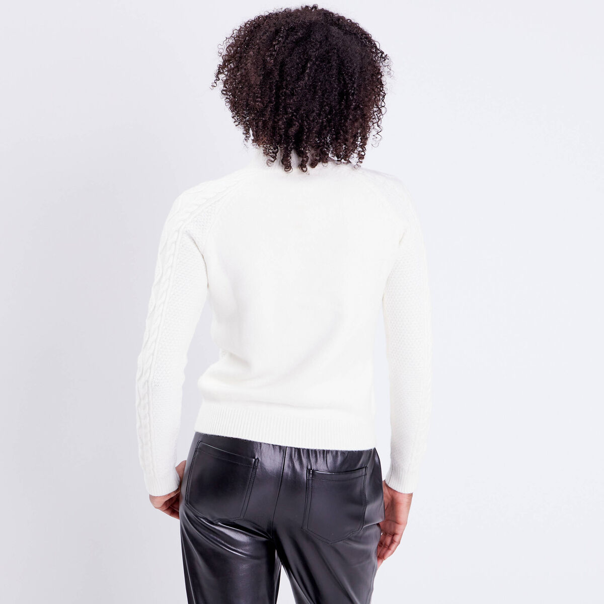 Pull boutonn&eacute; avec torsades ecru femme