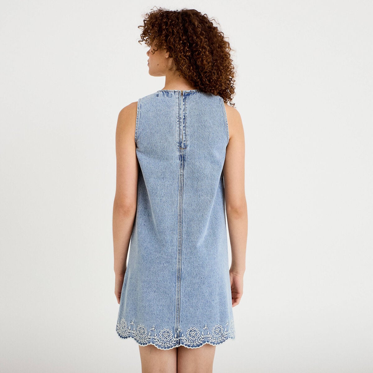 Robe courte &eacute;vas&eacute;e en jean sans manches denim bleach femme