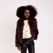 Veste courte en fausse fourrure marron fonc&eacute; femme