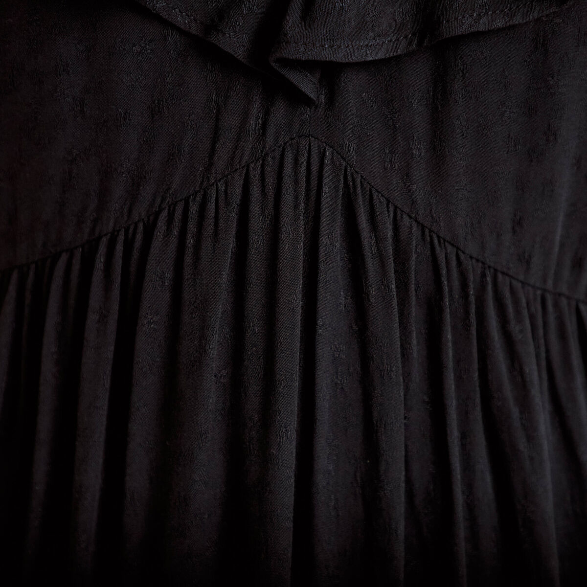 Robe longue &eacute;vas&eacute;e col v manches courtes noir femme