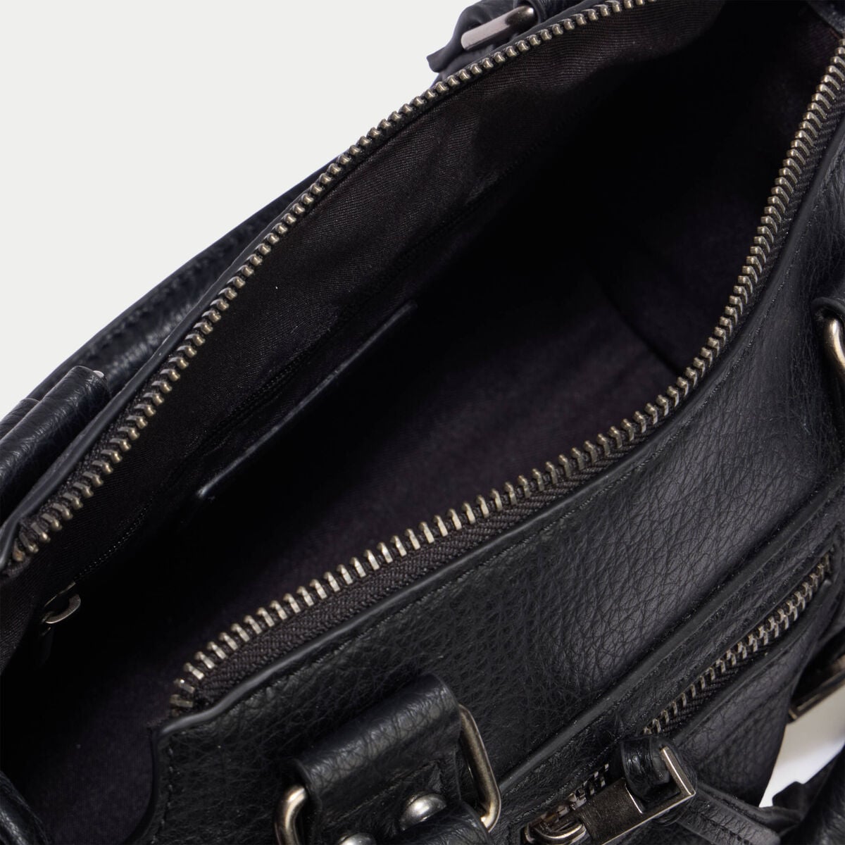 Sac port&eacute; main noir femme