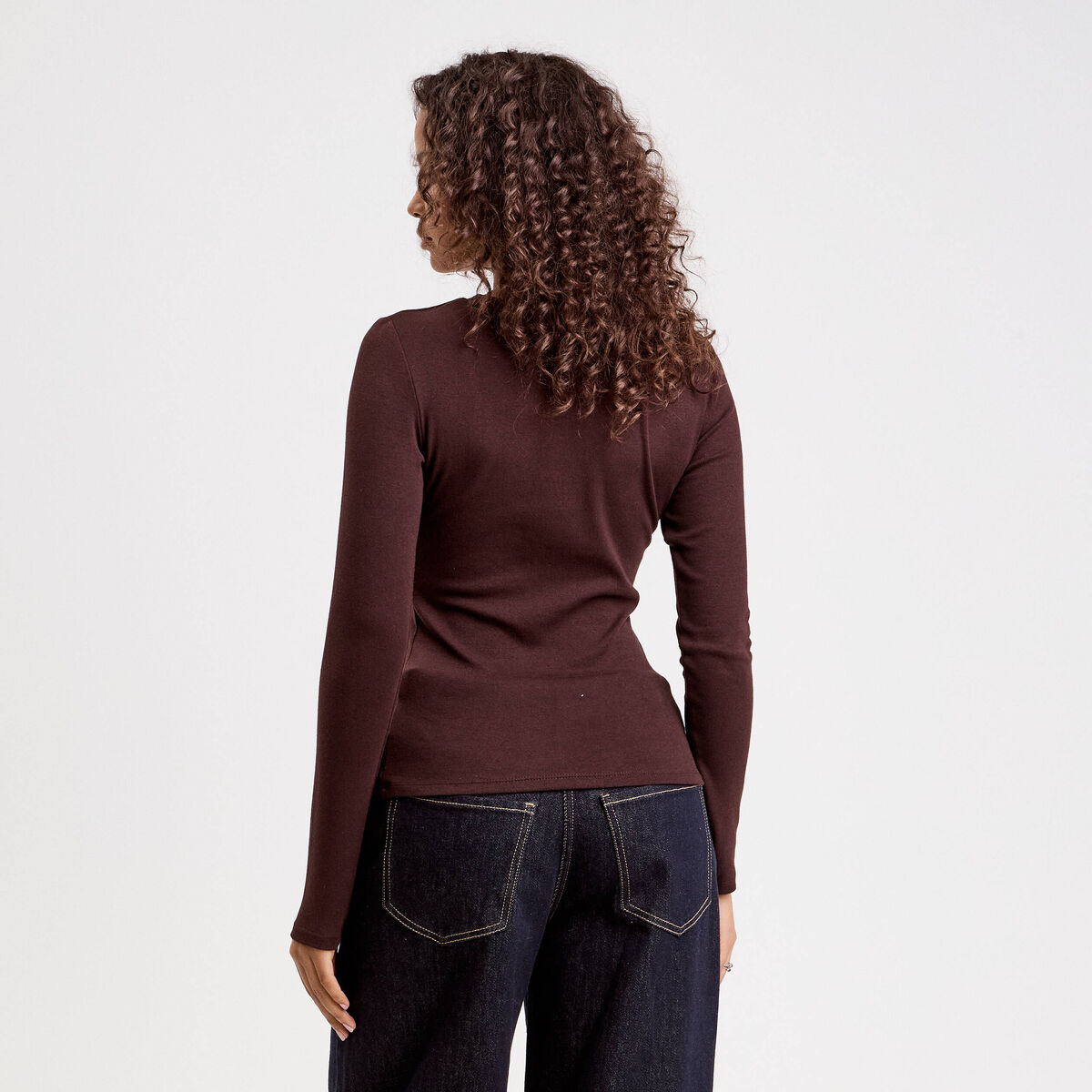 T-shirt cintr&eacute; col rond manches longues marron fonc&eacute; femme
