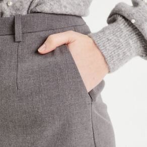 short large avec pinces gris fonce femme Short large avec pinces gris foncé femme