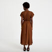 Robe longue &eacute;vas&eacute;e col v satin&eacute;e marron femme