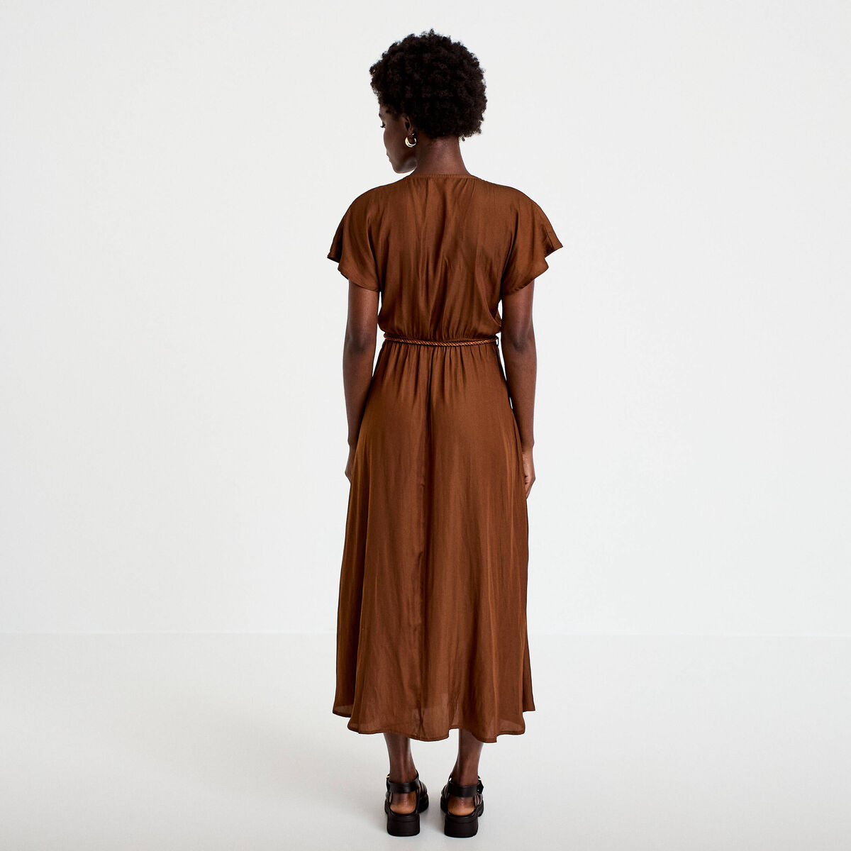 Robe longue &eacute;vas&eacute;e col v satin&eacute;e marron femme