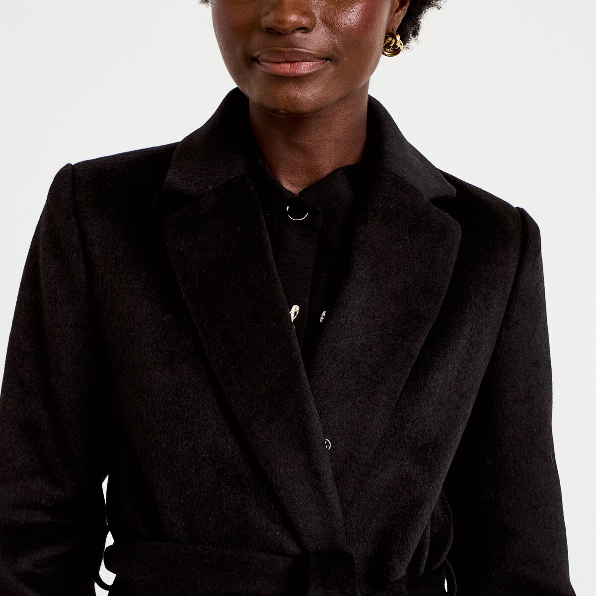 Manteau cintr&eacute; col ch&acirc;le manches longues noir femme