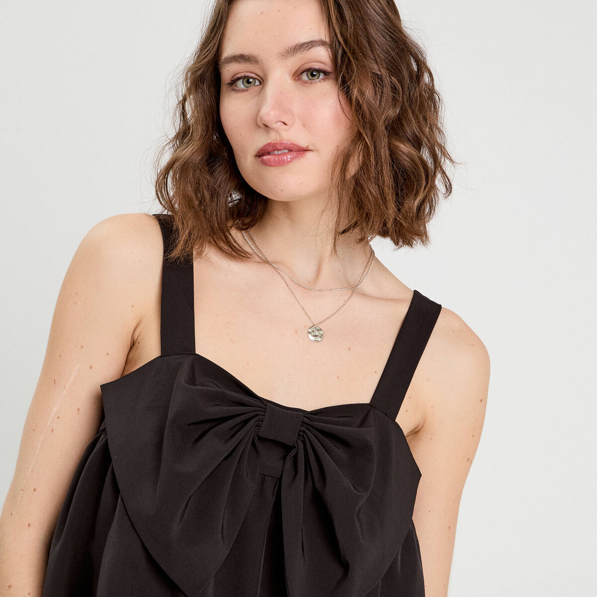 Blouse effet boule et noeud noir femme