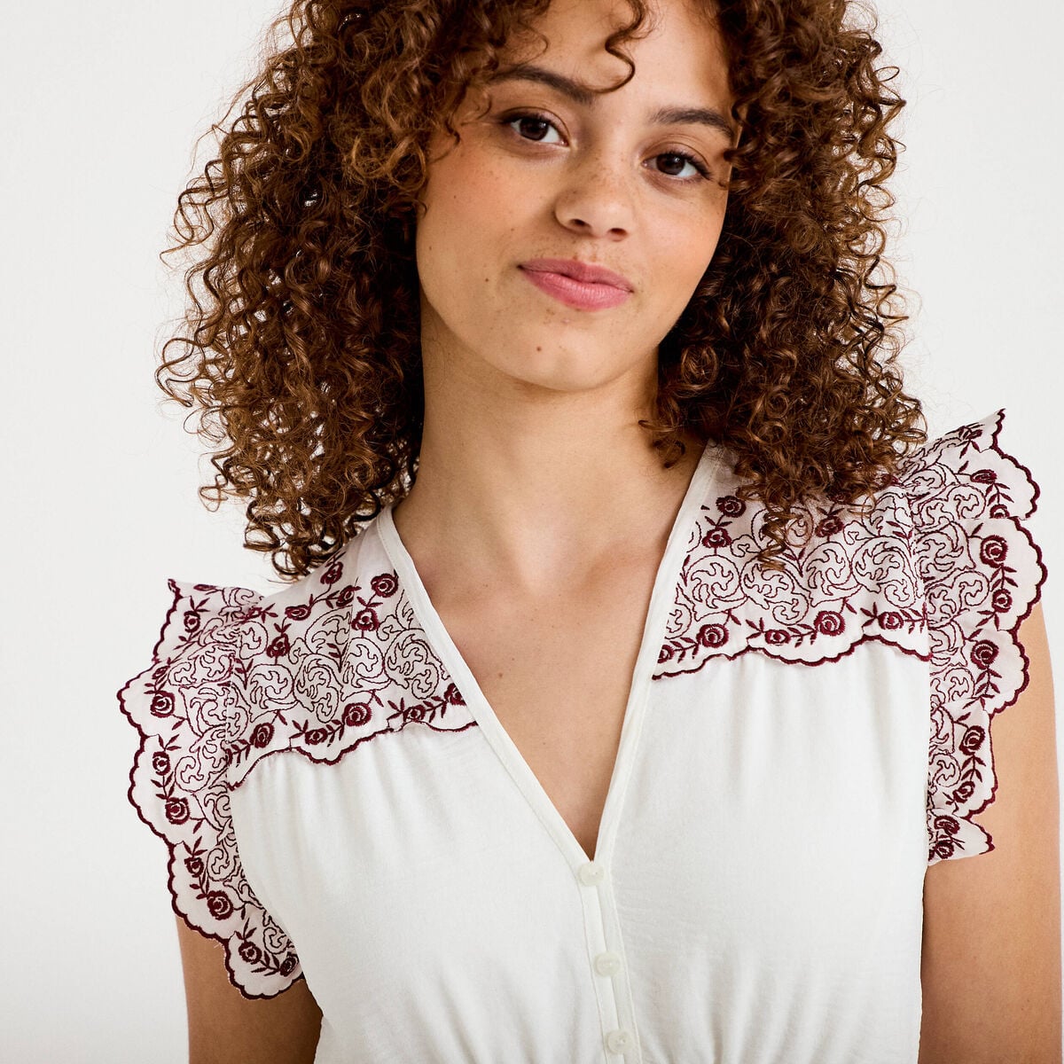 Robe courte &eacute;vas&eacute;e col v manches courtes blanc femme