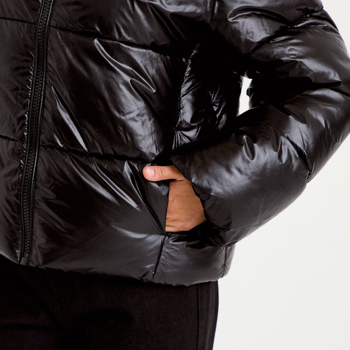 Doudoune col montant bas resserr&eacute; noir femme