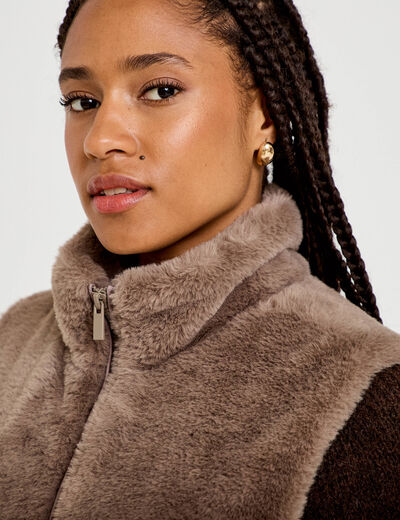 Veste courte ajust&eacute;e sans manches taupe femme