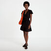Robe courte &eacute;vas&eacute;e col v manches courtes noir femme