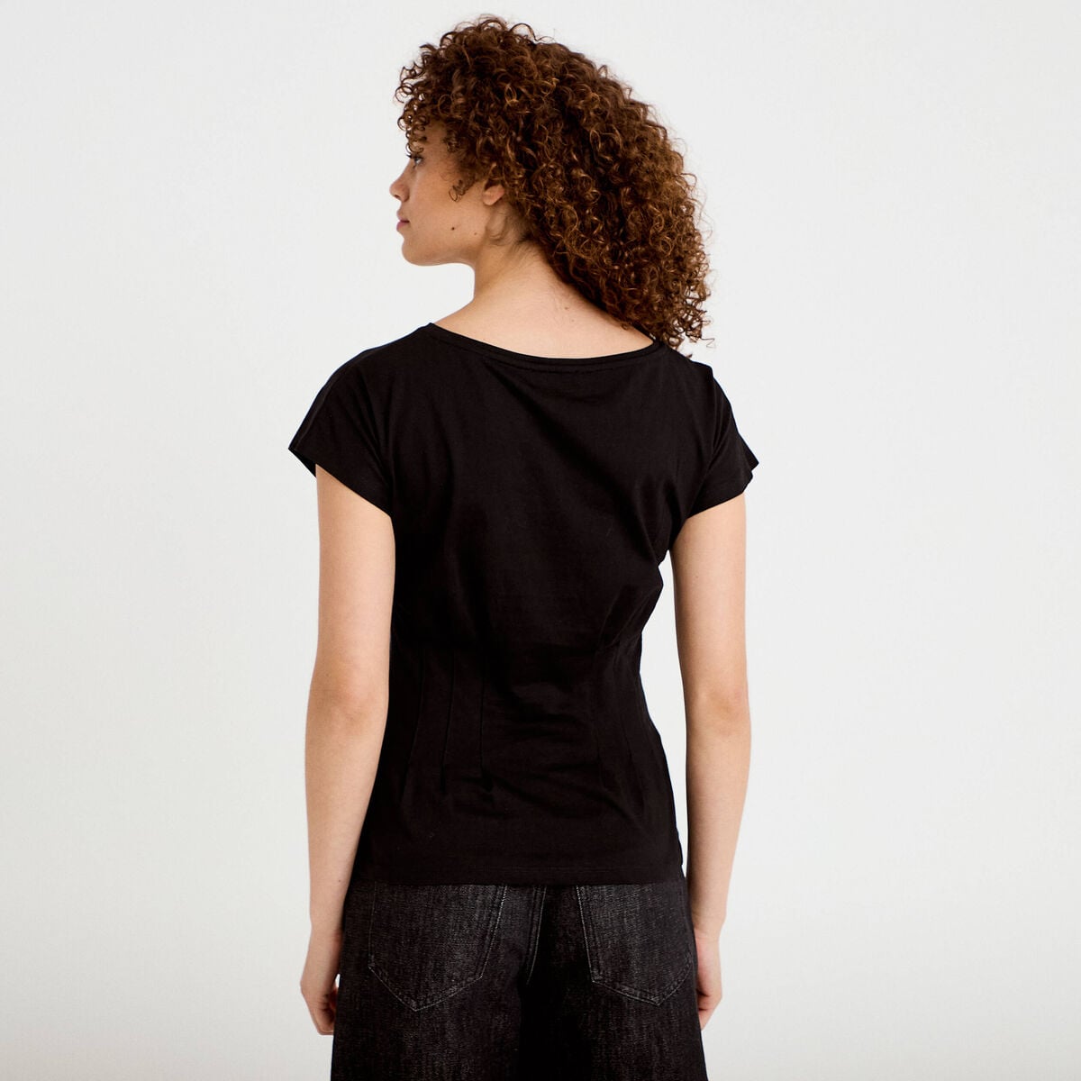 T-shirt cintr&eacute; col rond manches courtes noir femme