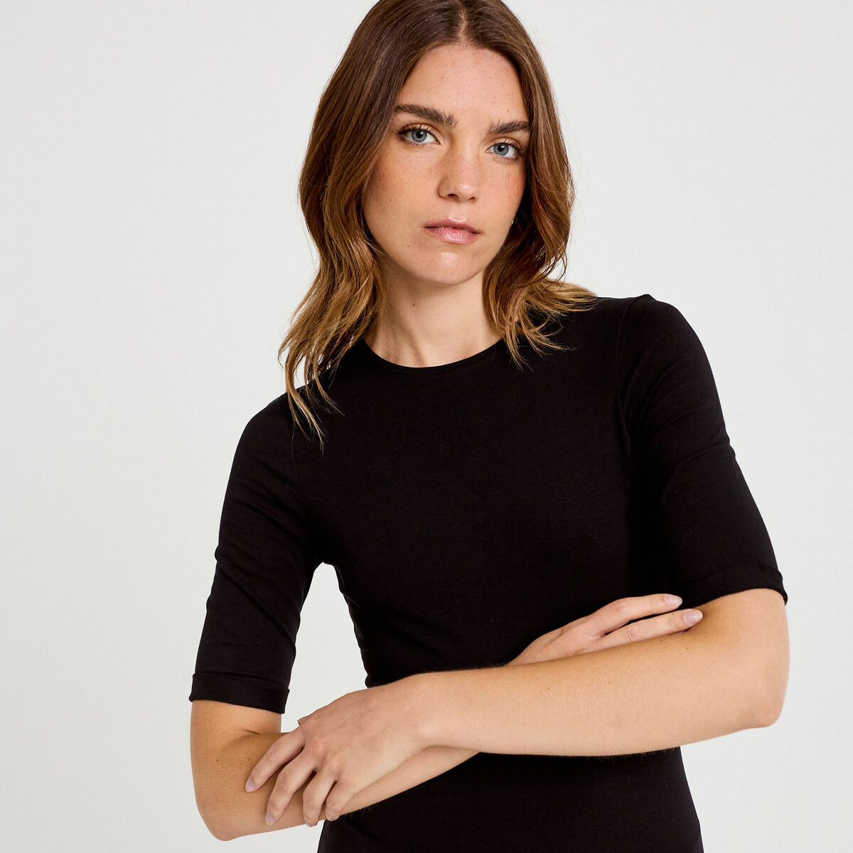 T-shirt ajust&eacute; col rond manches courtes noir femme