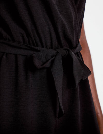 Robe courte &eacute;vas&eacute;e col v manches courtes noir femme
