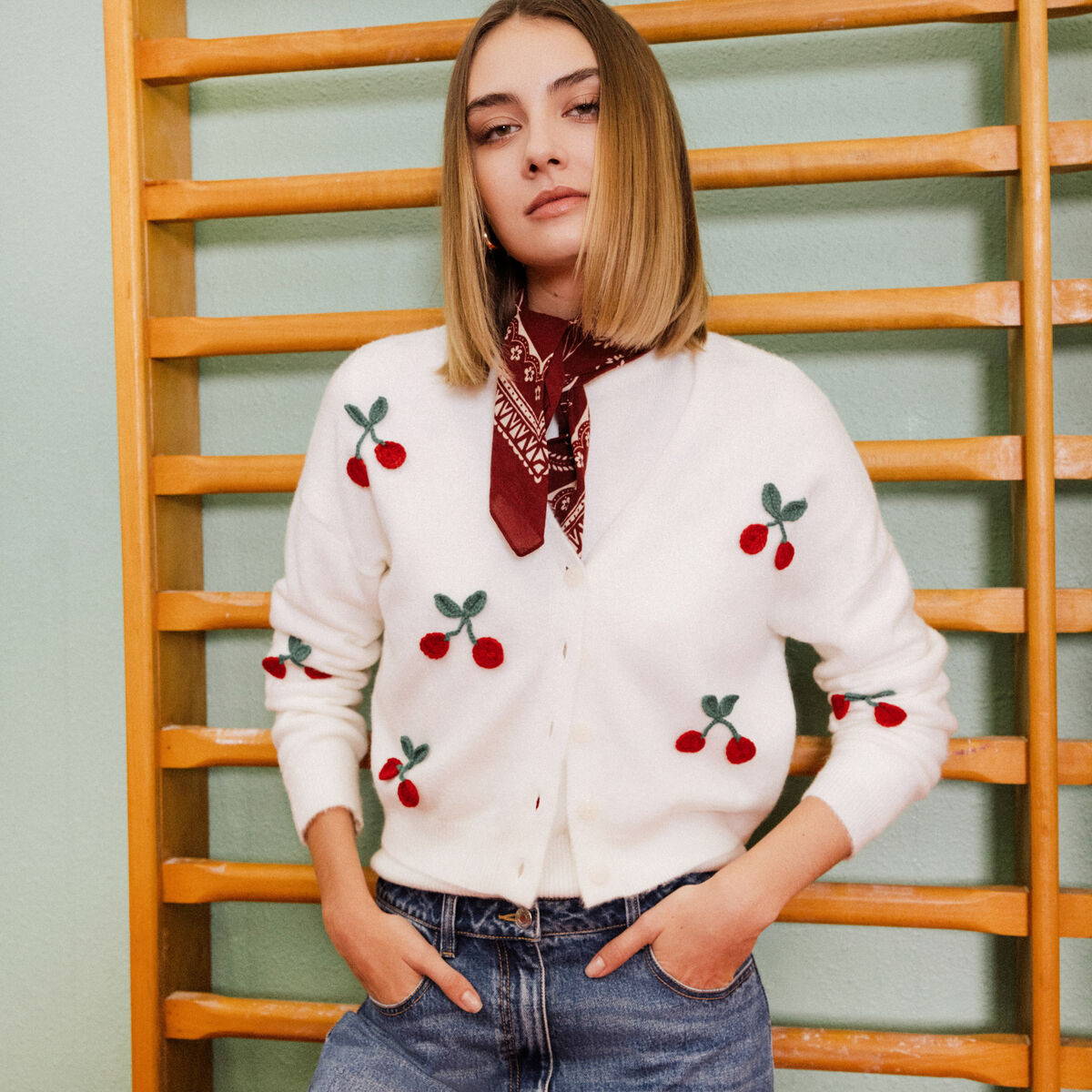 Gilet court brodé ecru femme