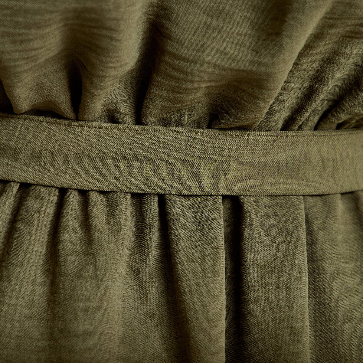 Robe courte &eacute;vas&eacute;e col v manches courtes vert kaki femme