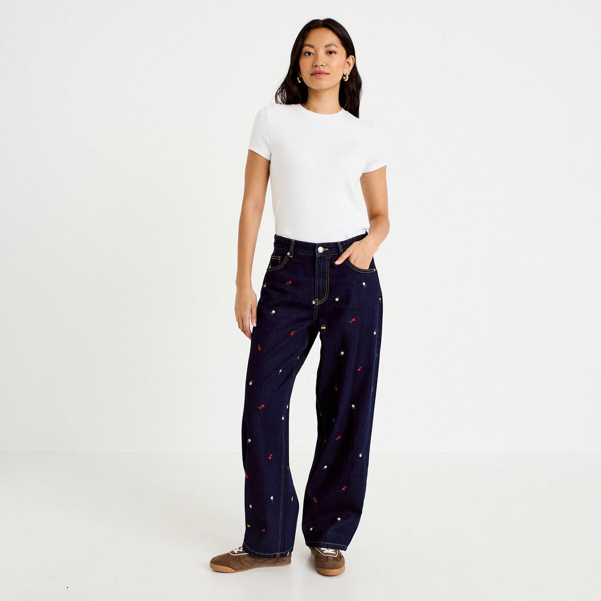 Jean avec broderie bleu marine femme