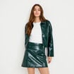Jupe droite courte en similicuir vert fonc&eacute; femme