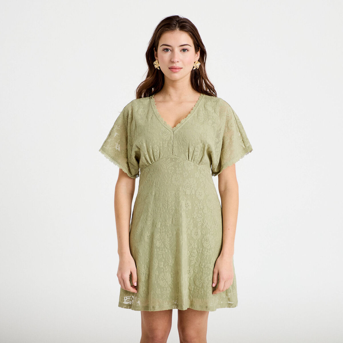 Robe courte &eacute;vas&eacute;e col v dentelle vert kaki femme