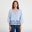 Blouse col v manches 3/4 brod&eacute;e bleu marine femme