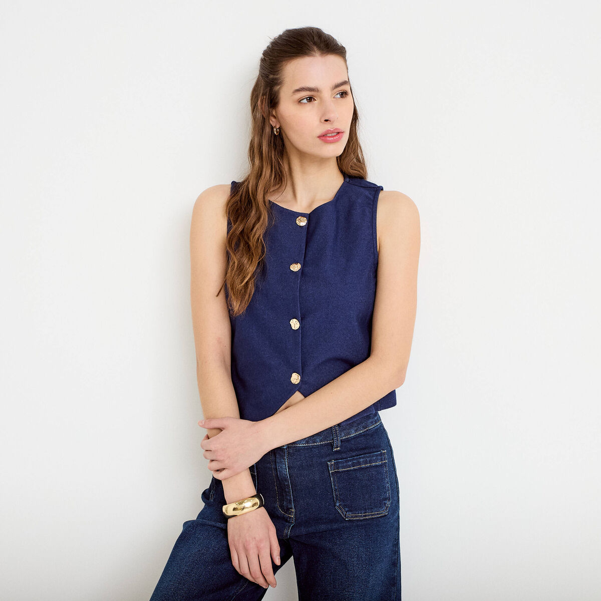 Gilet jean cintr&eacute; cropped sans manches denim brut femme