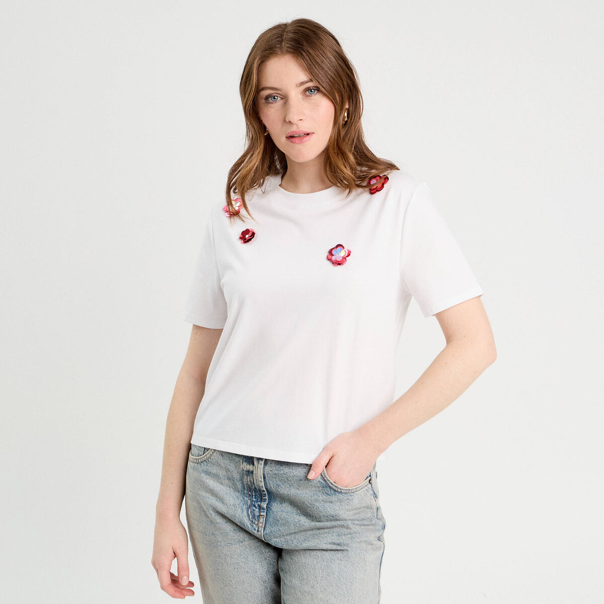 T-shirt d&eacute;tails fleurs sequins blanc femme