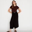 Jupe longue pliss&eacute;e avec bijou noir femme