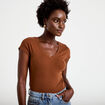 T-shirt ajust&eacute; col v manches courtes marron femme