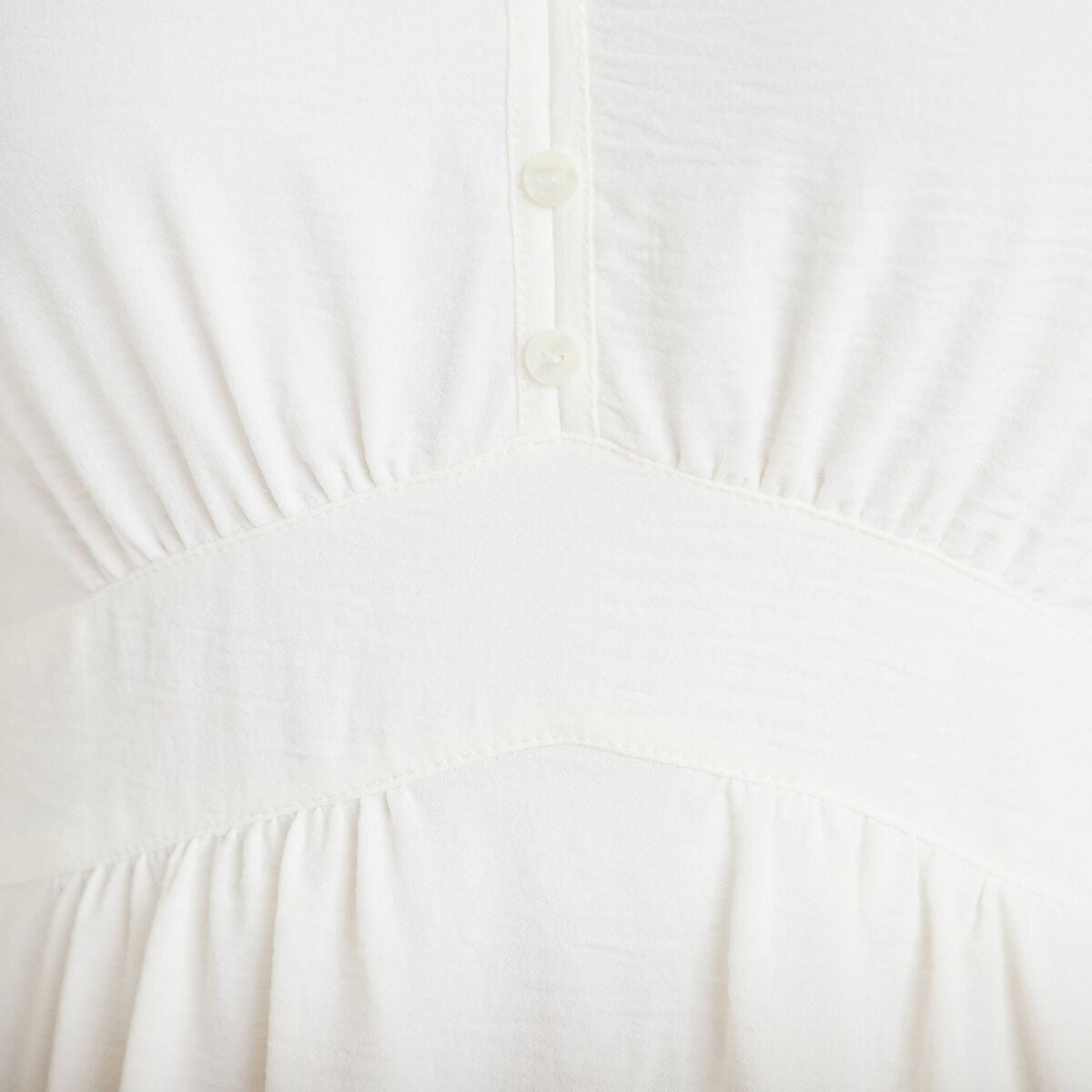 Robe courte &eacute;vas&eacute;e col v manches courtes blanc femme
