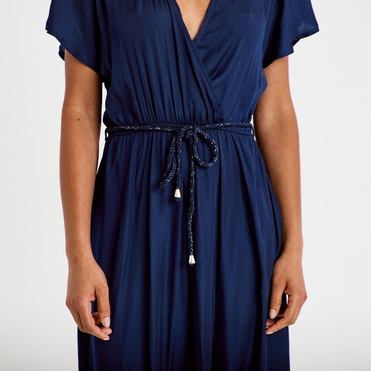Robe longue &eacute;vas&eacute;e col v satin&eacute;e bleu marine femme