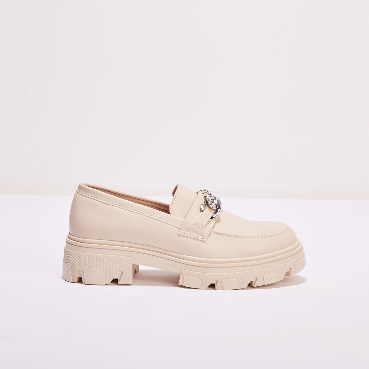 Mocassins crantés avec chaînes sable femme