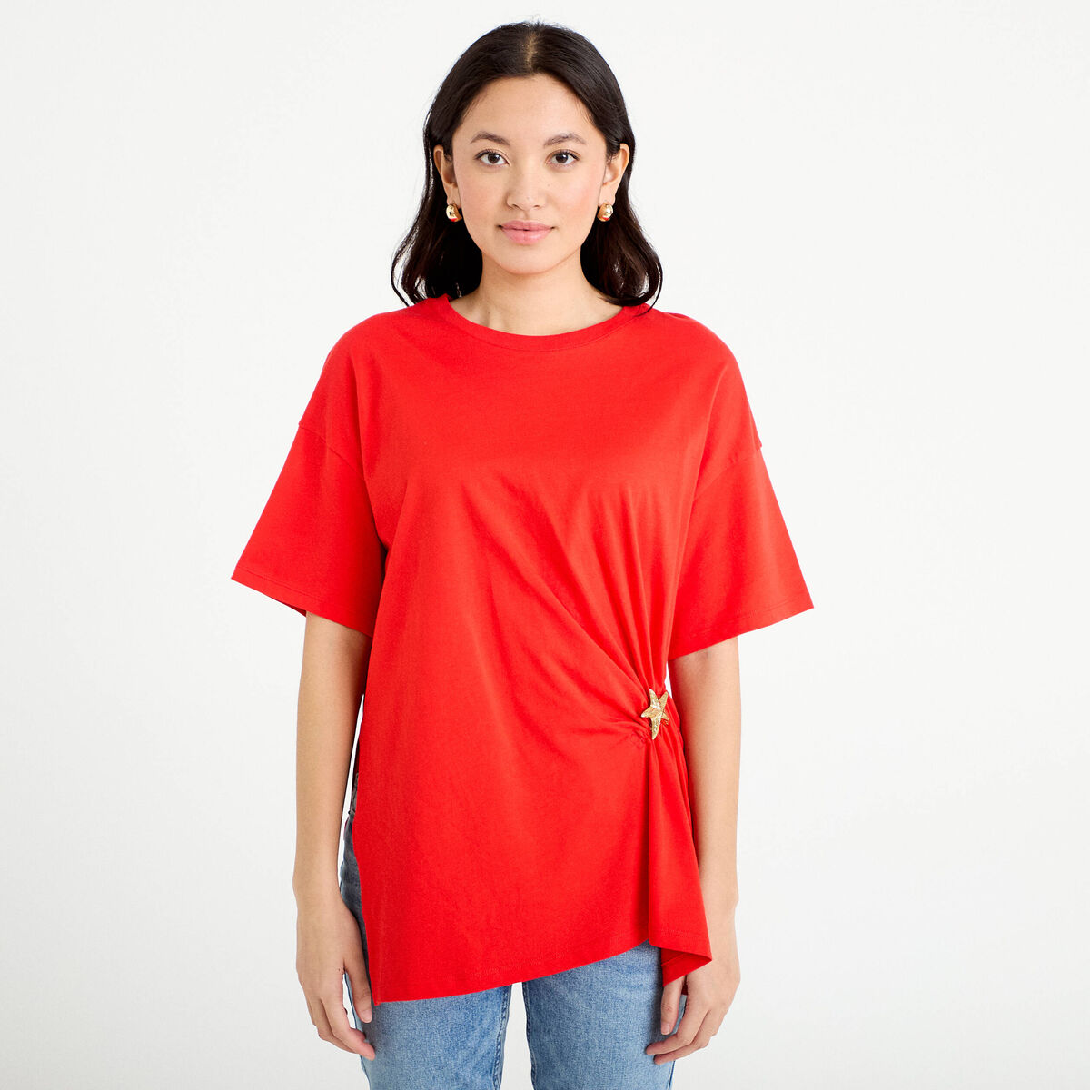 T-shirt &agrave; fronces avec bijou rouge femme