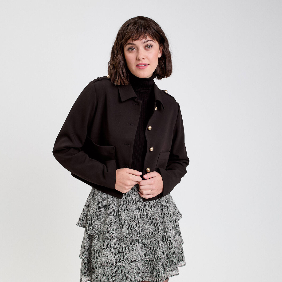 Veste droite courte col classique noir femme