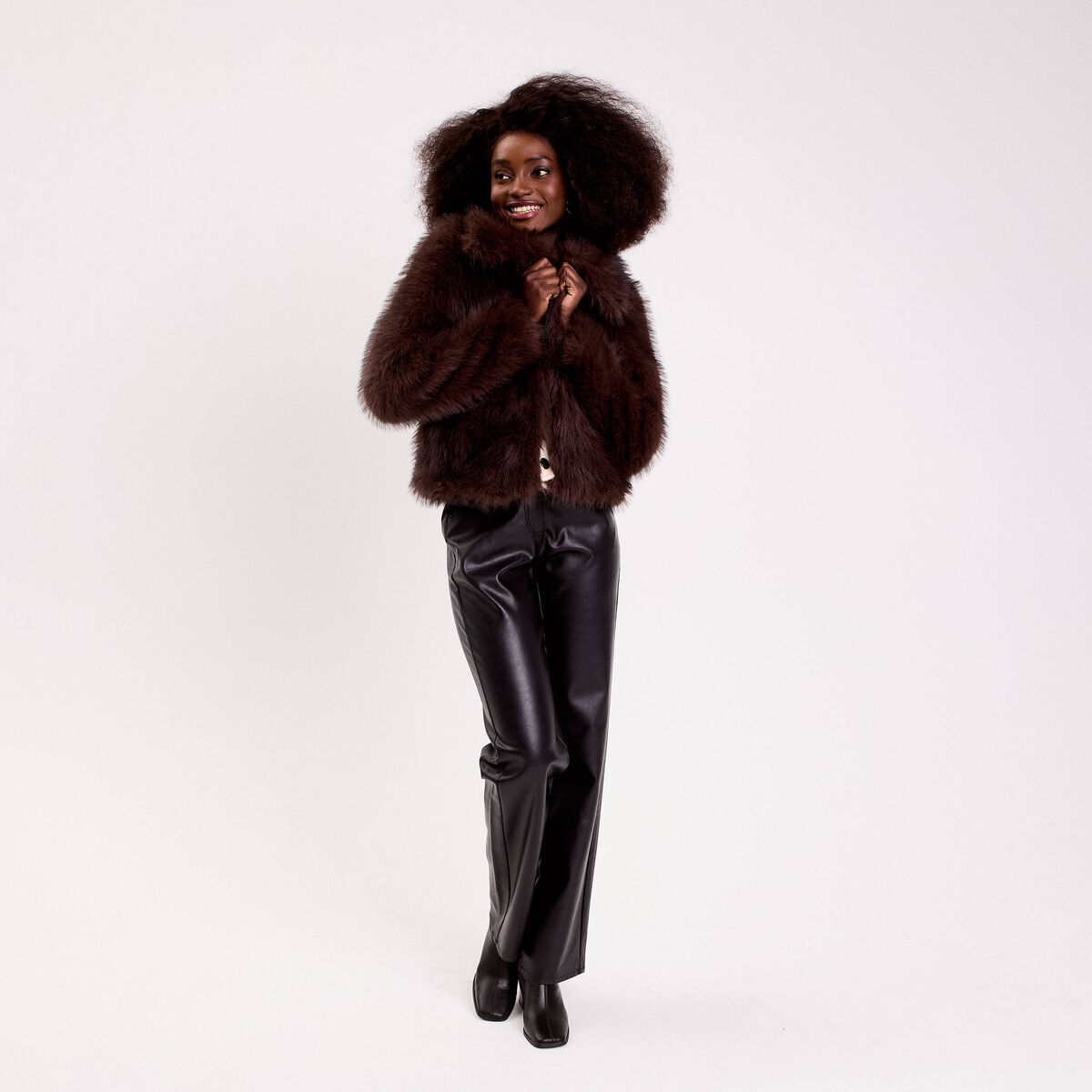 Veste courte en fausse fourrure marron fonc&eacute; femme