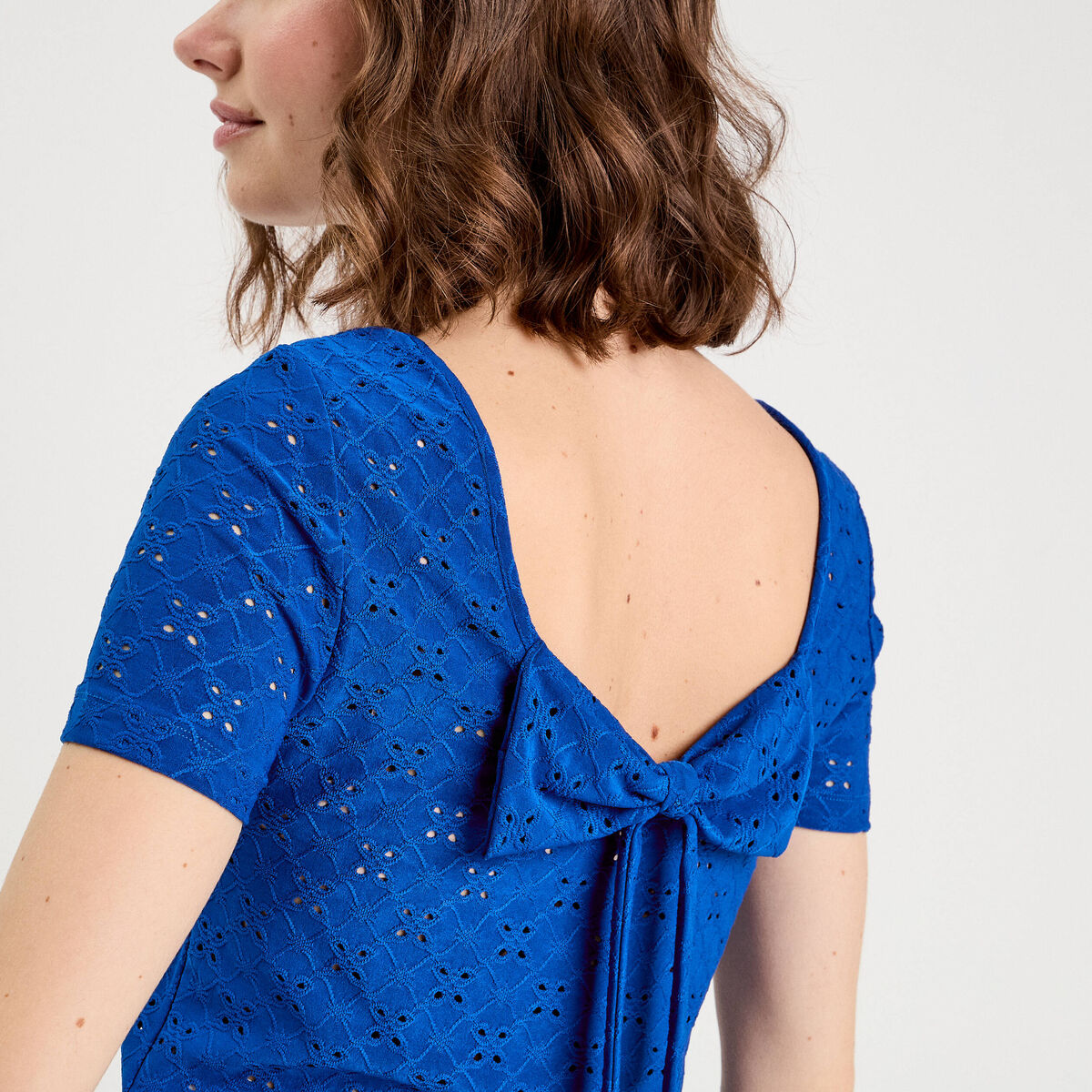 T-shirt broderie anglaise bleu electrique femme