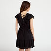 Robe courte &eacute;vas&eacute;e col v manches courtes noir femme