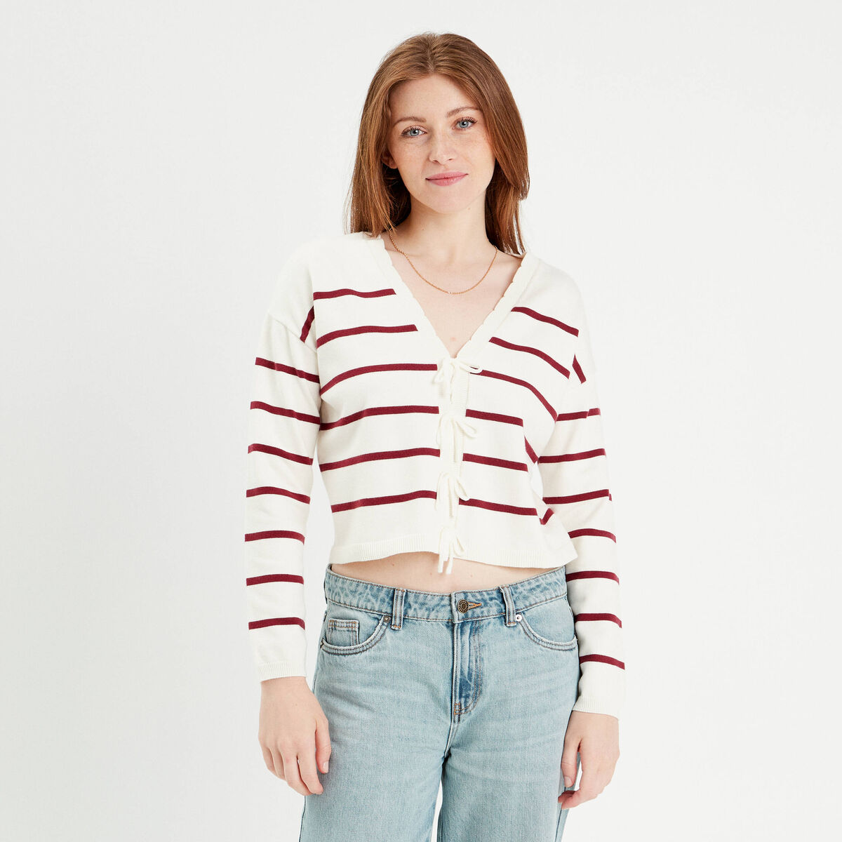Pull avec petit noeud rouge foncé femme