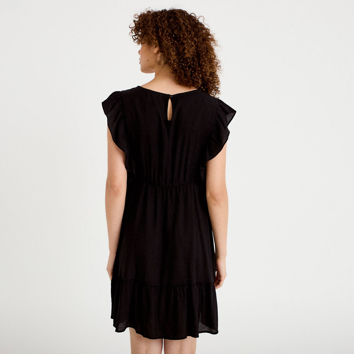 Robe &eacute;vas&eacute;e cr&ecirc;pe col v manches courtes noir femme