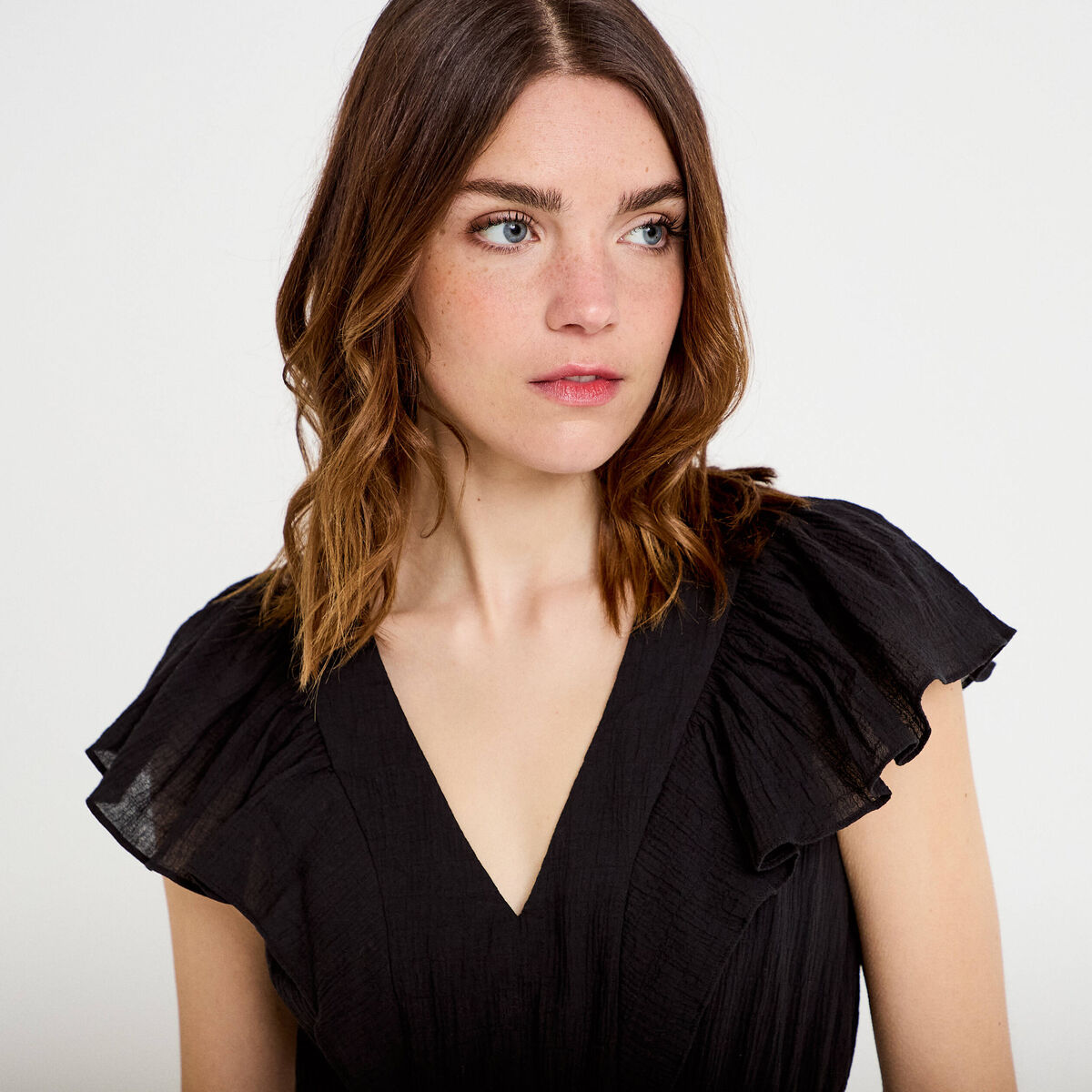 Robe courte &eacute;vas&eacute;e col v manches courtes noir femme
