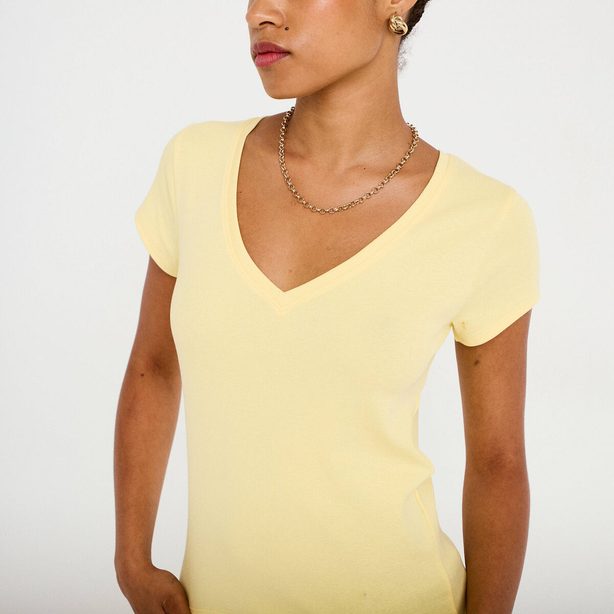T-shirt ajust&eacute; col v manches courtes jaune clair femme