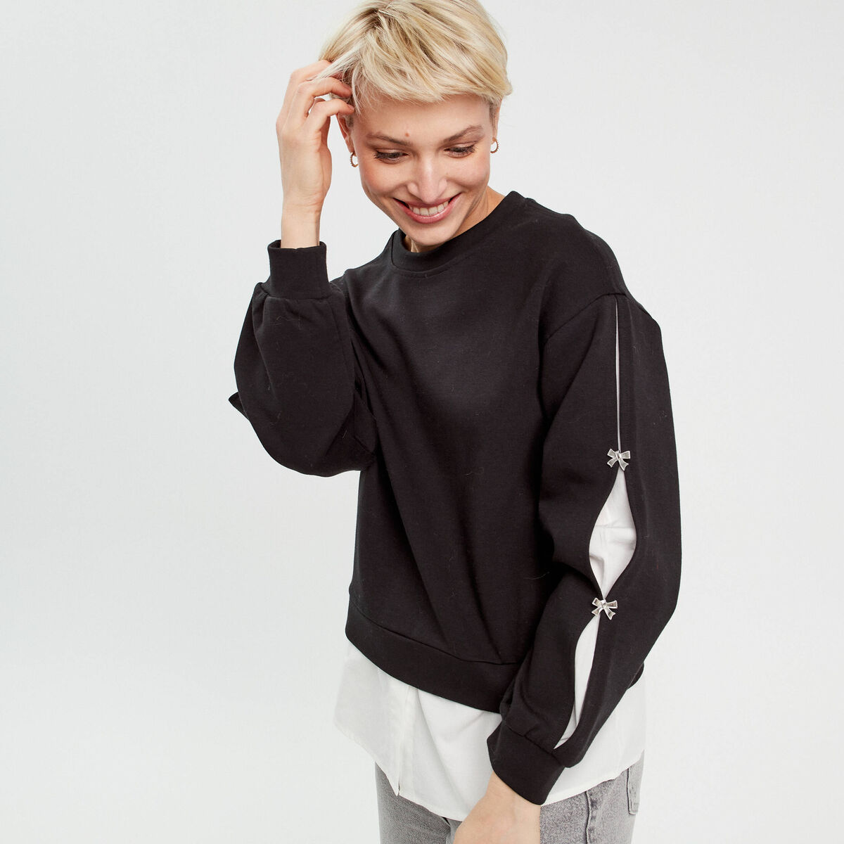 Sweat manches d&eacute;tails bijoux noir femme
